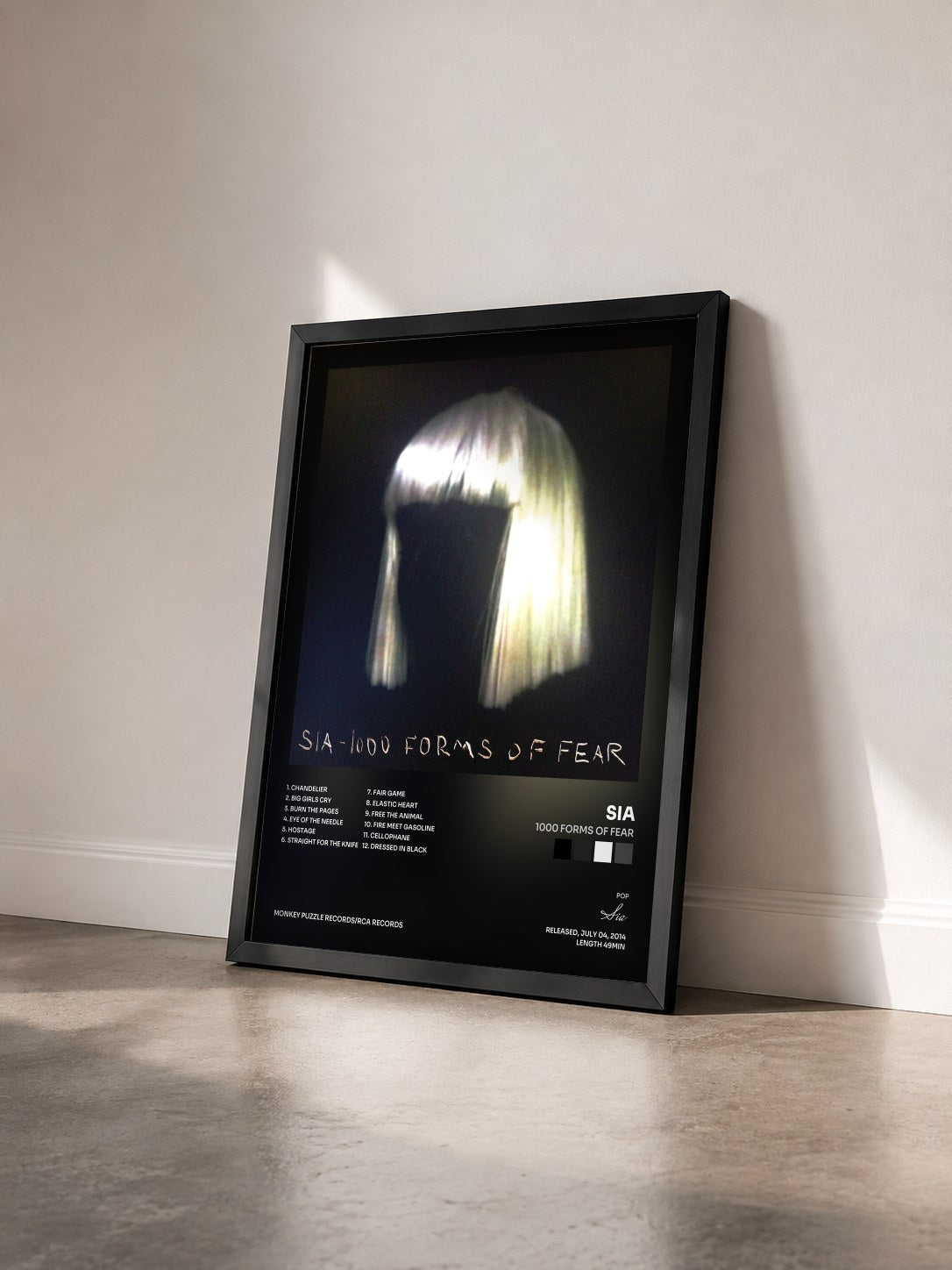 #noir 1000 Forms Of Fear di Sia in stampa incorniciata vista di tre quarti, cornice nera