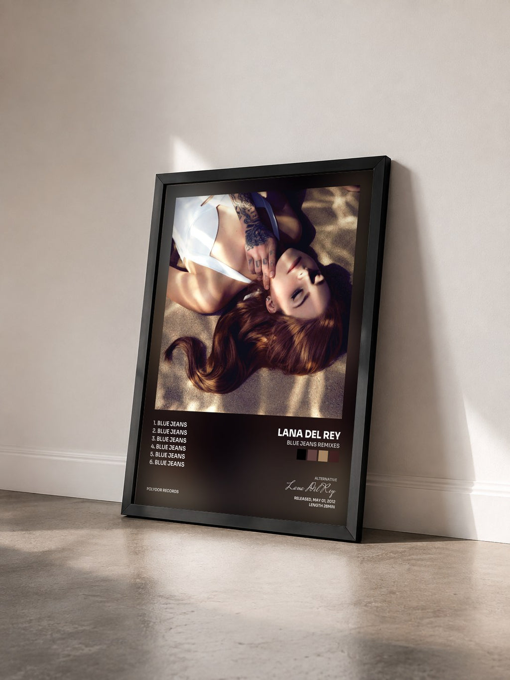 #noir Tableau de l'album Blue Jeans Remixes de Lana Del Rey vu de trois quarts, cadre noir