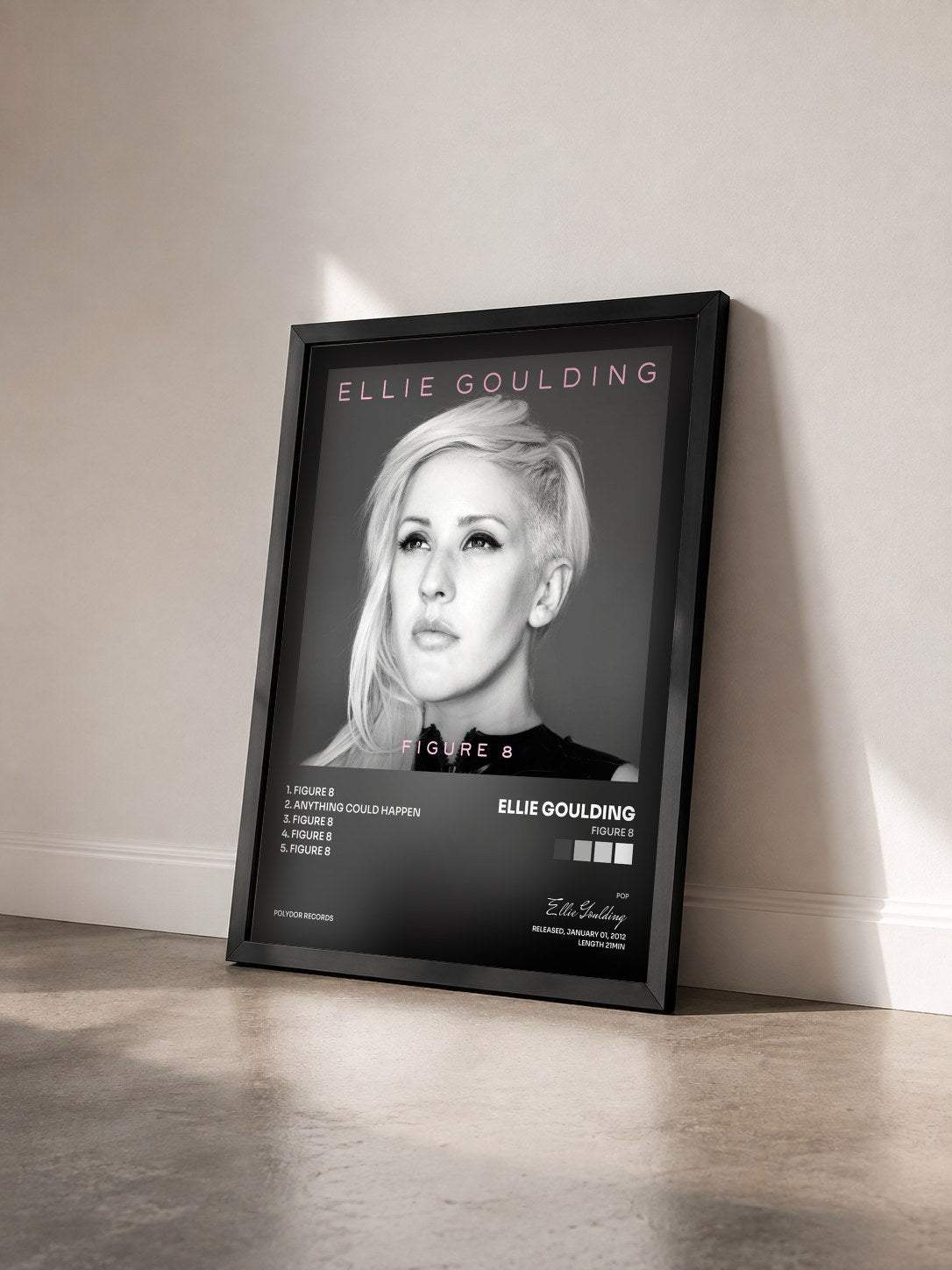 #noir Tableau de l'album Figure 8 de Ellie Goulding vu de trois quarts, cadre noir