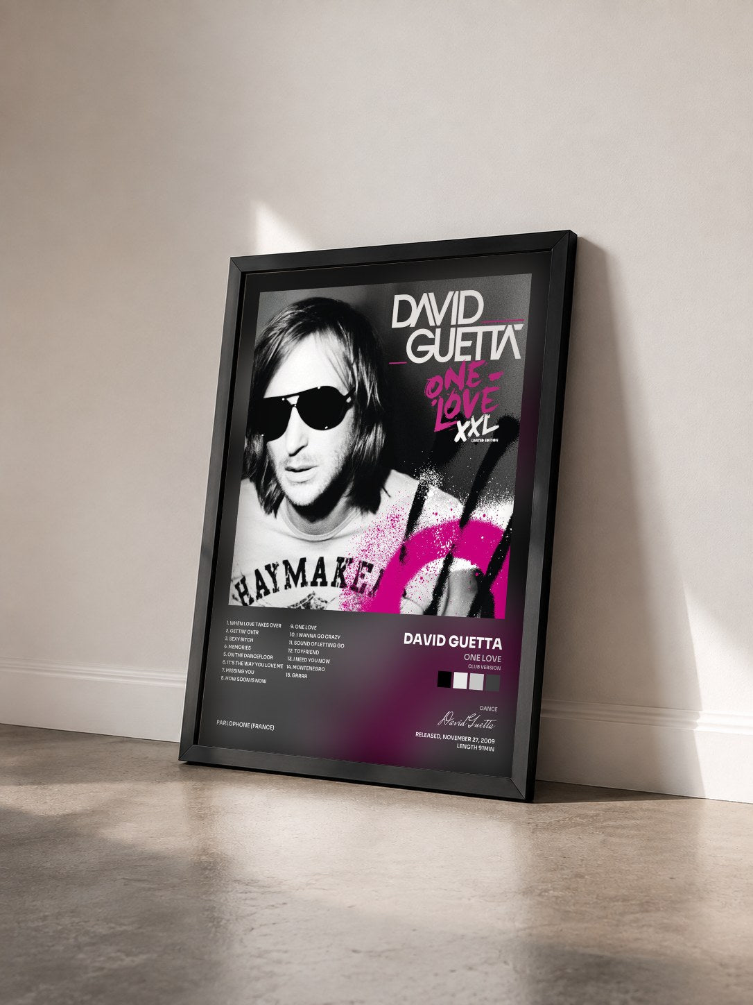 #noir Tableau de l'album One Love de David Guetta vu de trois quarts, cadre noir