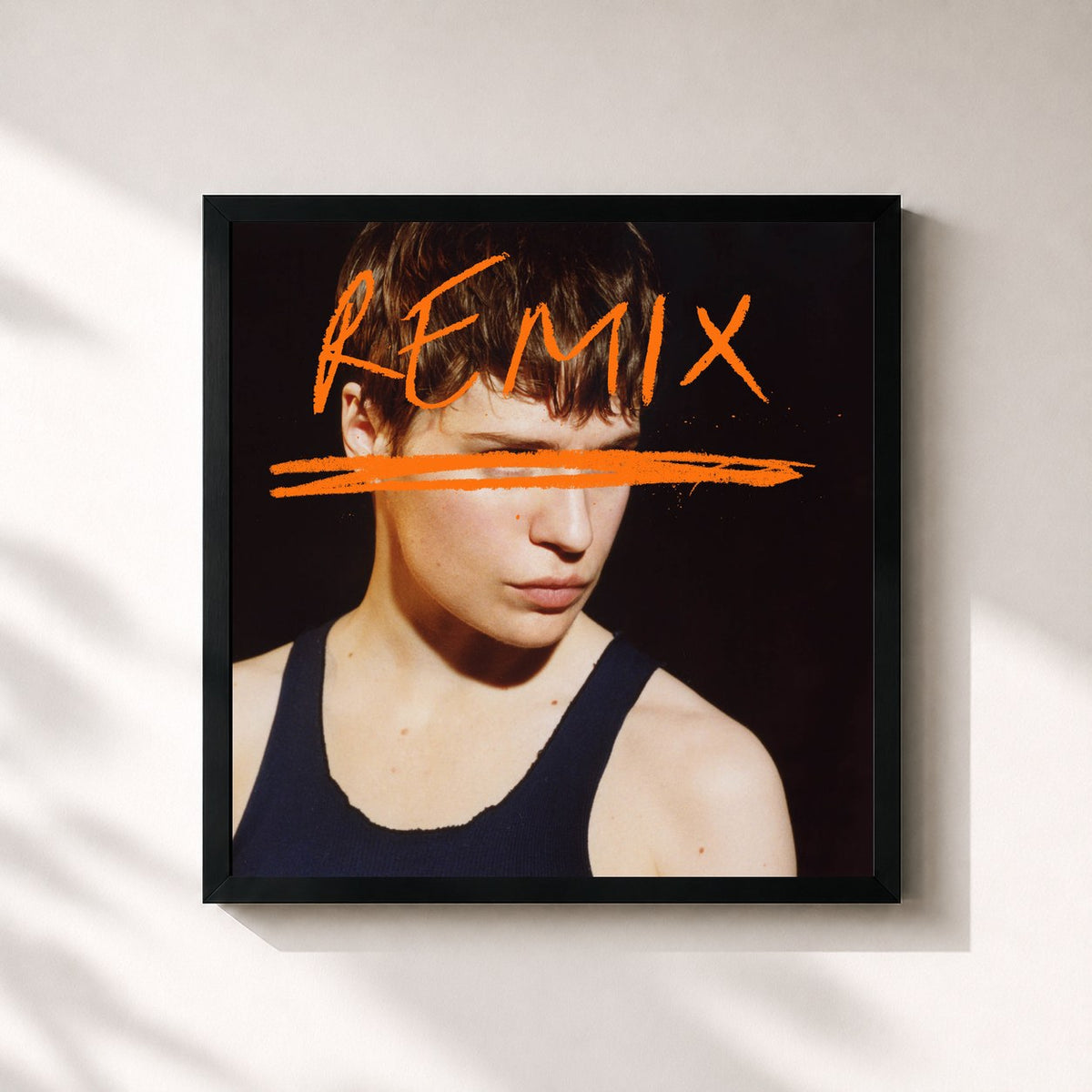 #noir Girlfriend / Damn, dis-moi (feat. Dâm-Funk) [Remixes] von Christine and the Queens als quadratischer Kunstdruck, schwarzer Rahmen 32x32 cm