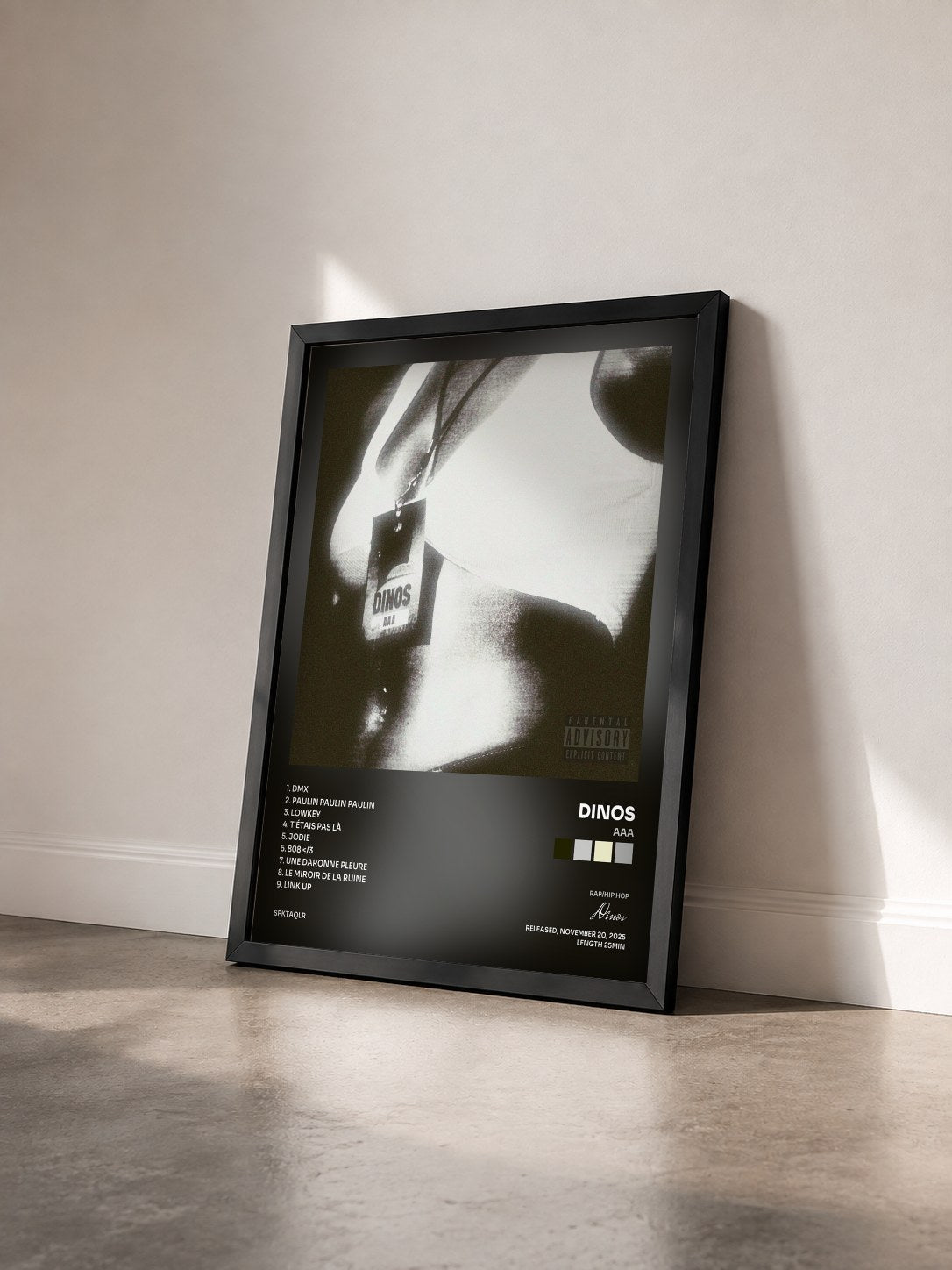 #noir Tableau de l'album AAA de Dinos vu de trois quarts, cadre noir