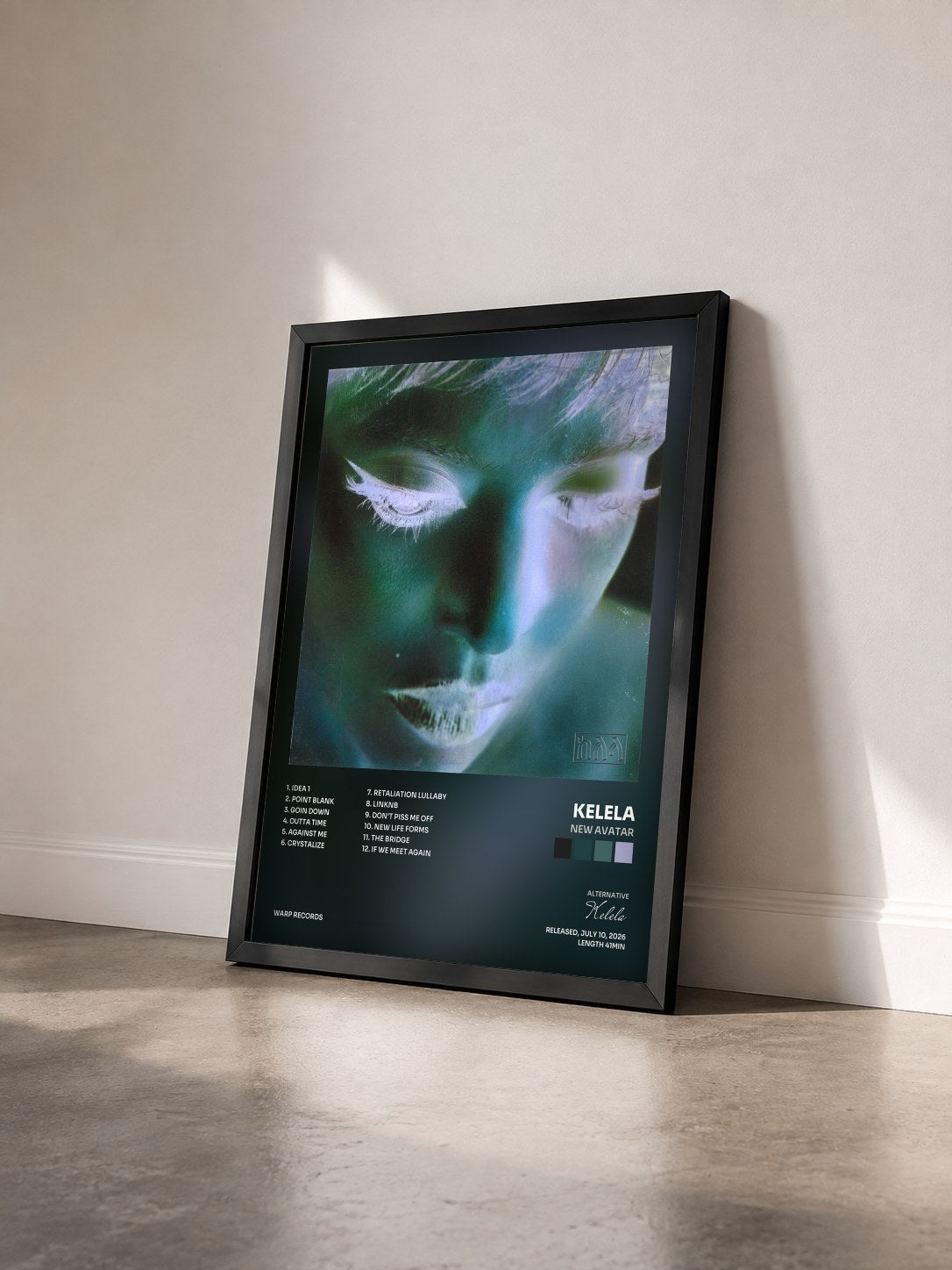 #noir Tableau de l'album new avatar de Kelela vu de trois quarts, cadre noir