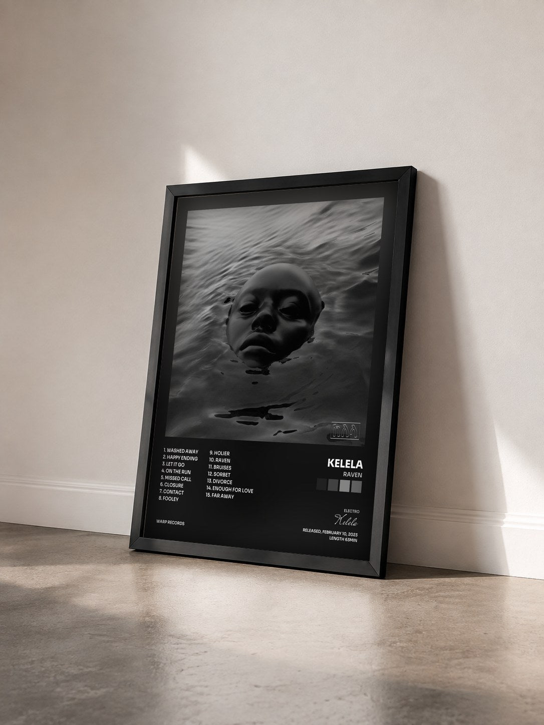 #noir Tableau de l'album Raven de Kelela vu de trois quarts, cadre noir