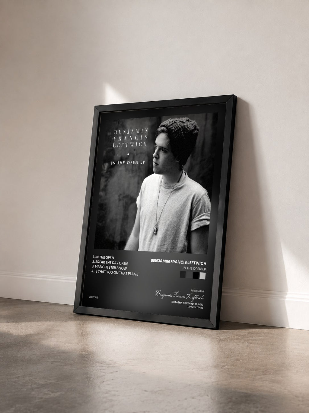#noir Tableau de l'album In the Open EP de Benjamin Francis Leftwich vu de trois quarts, cadre noir