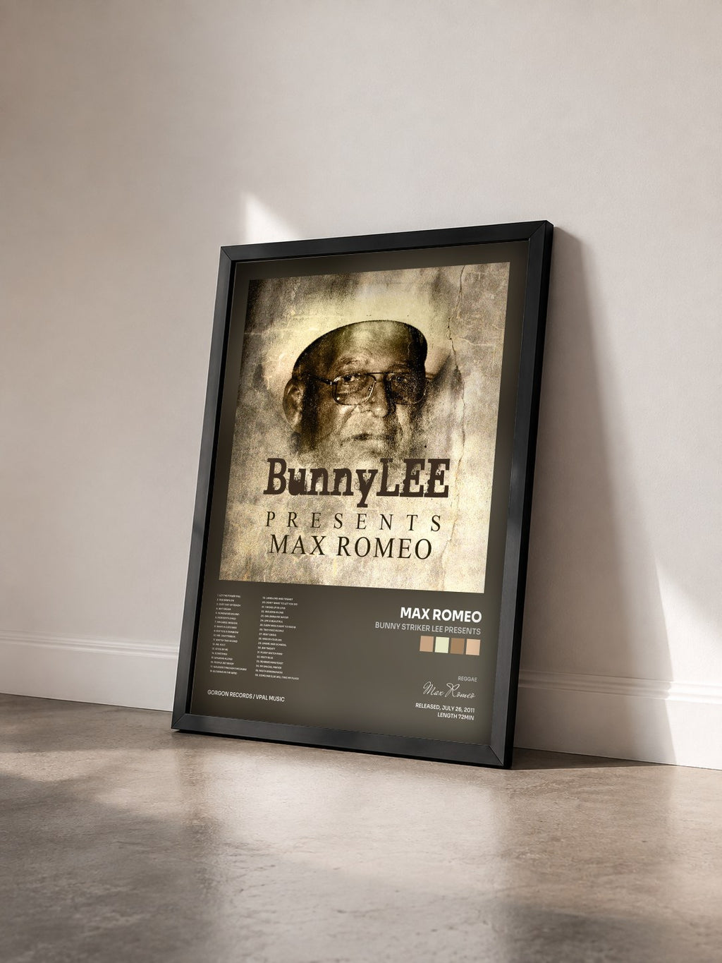 #noir Tableau de l'album Bunny Striker Lee Presents de Max Romeo vu de trois quarts, cadre noir