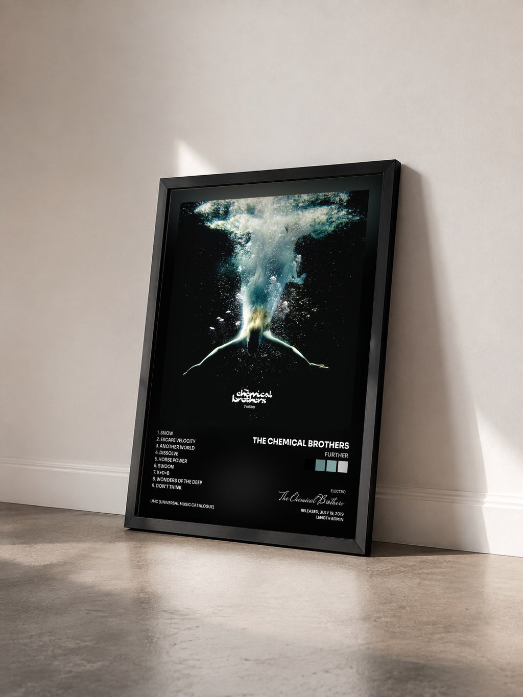 #noir Tableau de l'album Further de The Chemical Brothers vu de trois quarts, cadre noir