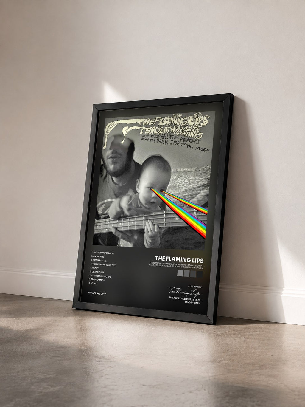 #noir The Flaming Lips And Stardeath And White Dwarfs With Henry Rollins And Peaches Doing Dark Side Of The Moon von The Flaming Lips als gerahmter Kunstdruck von schräg gesehen, schwarzer Rahmen