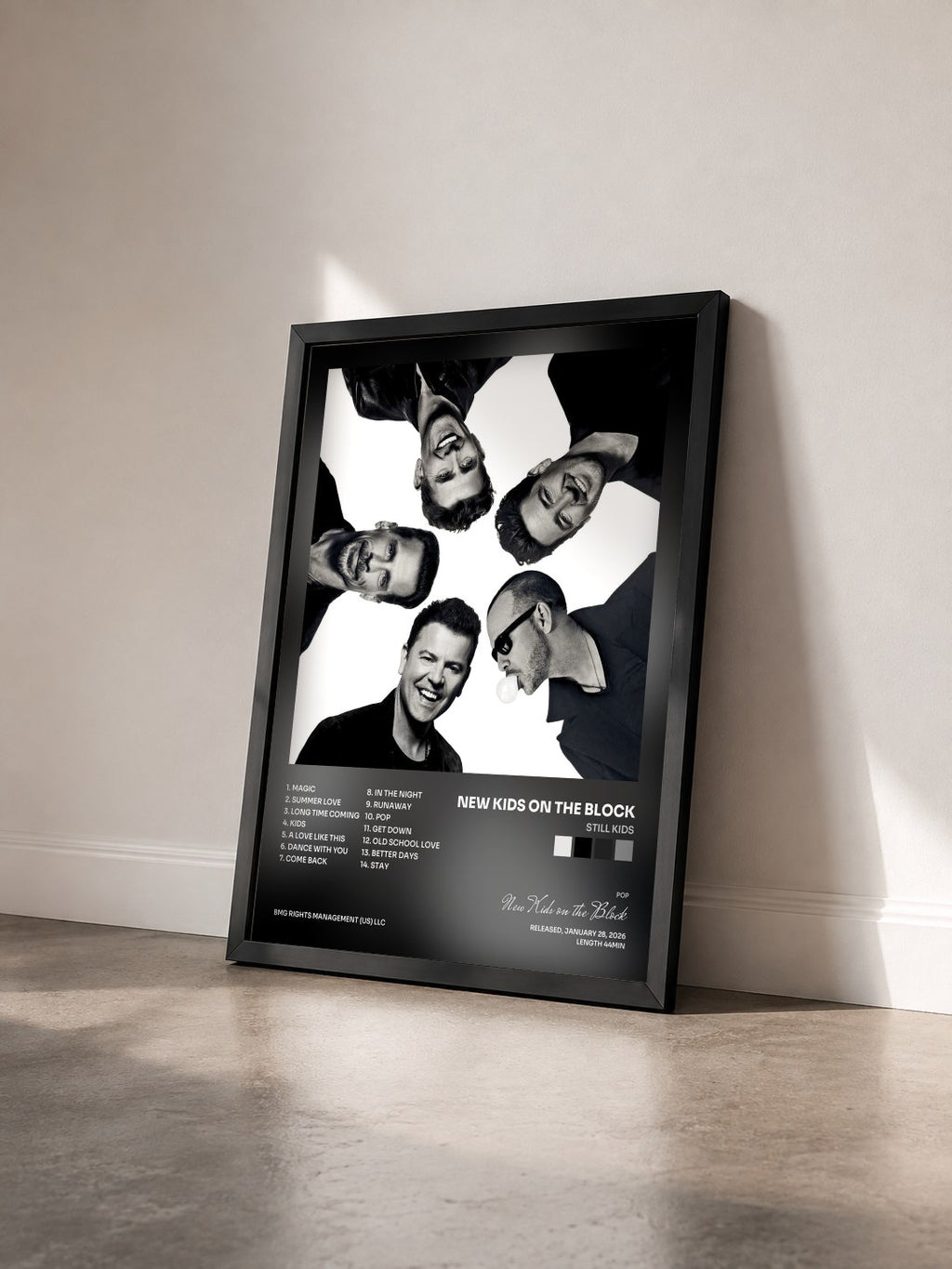 #noir Tableau de l'album Still Kids de New Kids on the Block vu de trois quarts, cadre noir