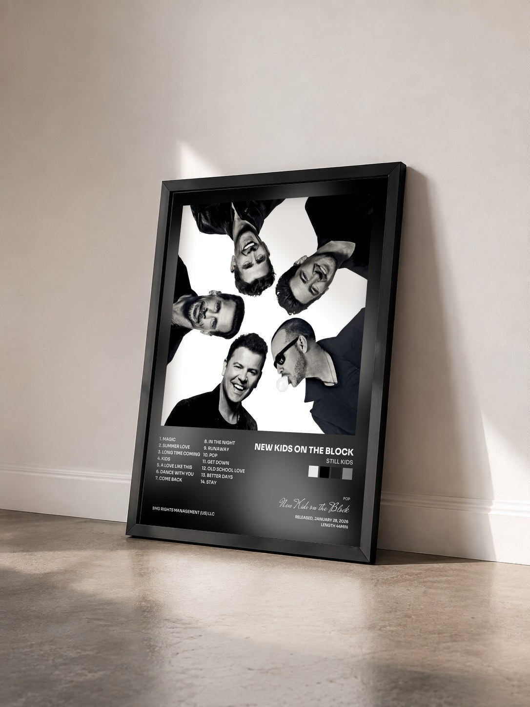 #noir Tableau de l'album Still Kids de New Kids on the Block vu de trois quarts, cadre noir