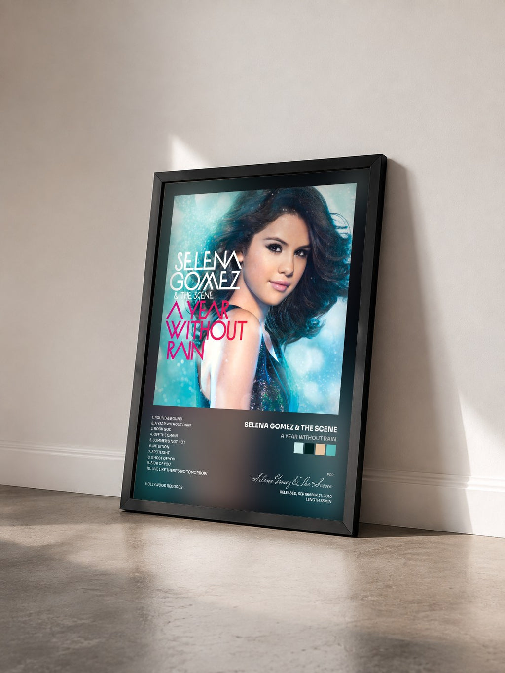 #noir Tableau de l'album A Year Without Rain de Selena Gomez & The Scene vu de trois quarts, cadre noir