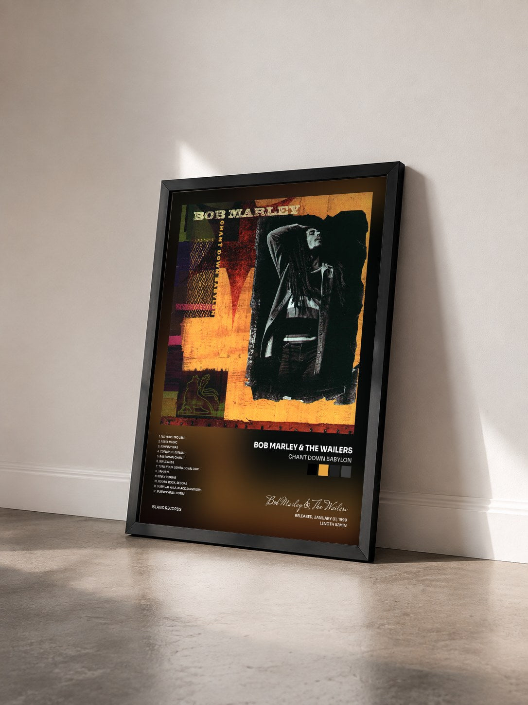#noir Chant Down Babylon von Bob Marley & The Wailers als gerahmter Kunstdruck von schräg gesehen, schwarzer Rahmen