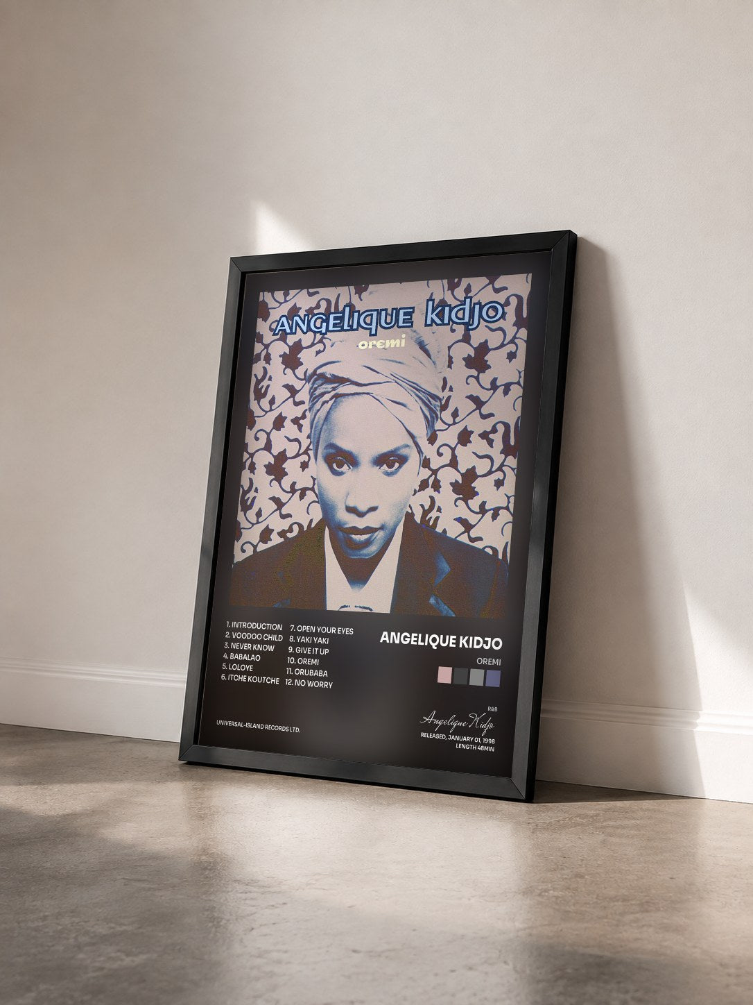 #noir Tableau de l'album Oremi de Angelique Kidjo vu de trois quarts, cadre noir