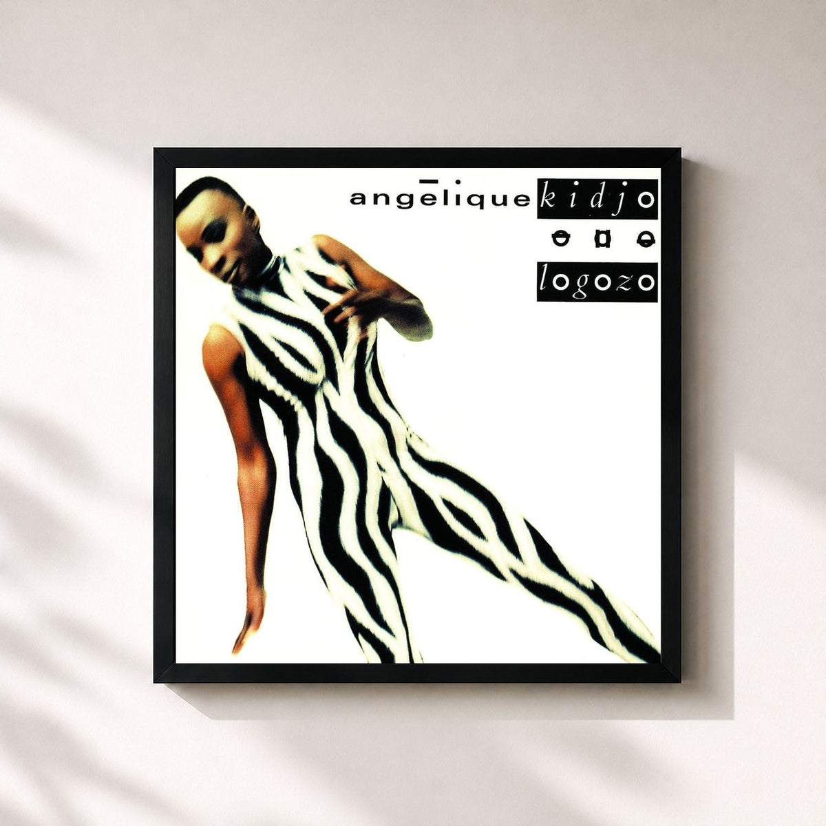 #noir Tableau carré de l'album Logozo de Angelique Kidjo, cadre noir 32x32 cm