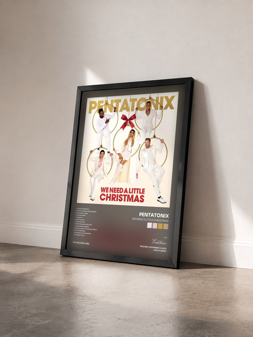 #noir Tableau de l'album We Need A Little Christmas de Pentatonix vu de trois quarts, cadre noir