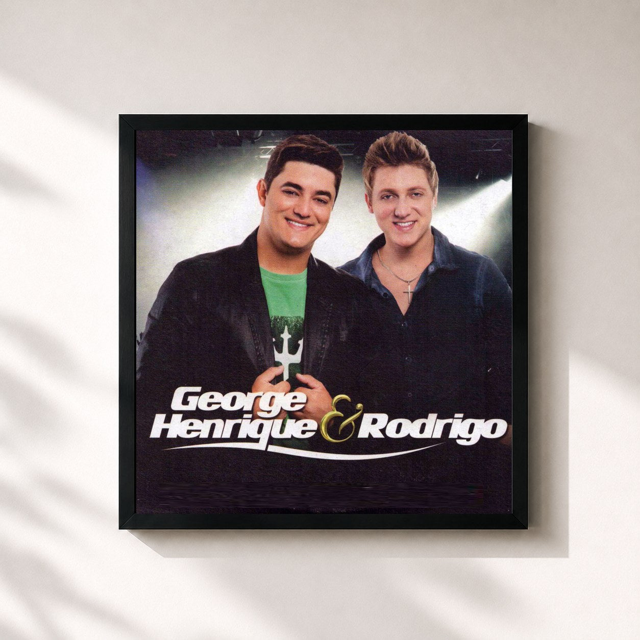 #noir Tableau carré de l'album George Henrique & Rodrigo de George Henrique & Rodrigo, cadre noir 32x32 cm