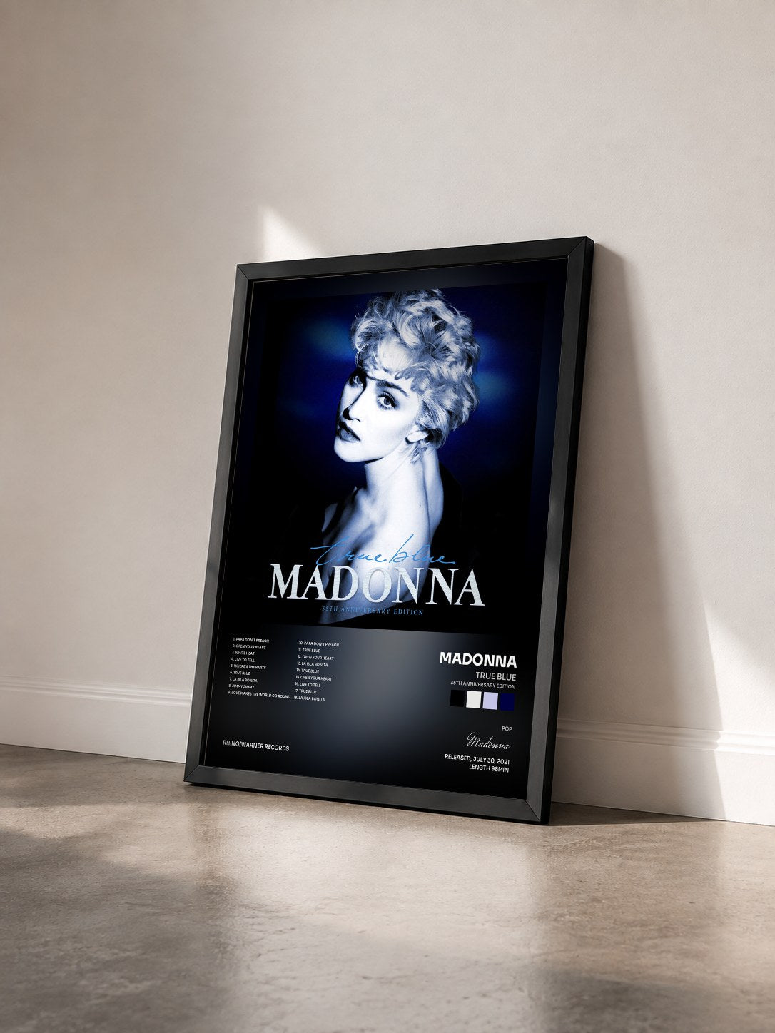 #noir Tableau de l'album True Blue (35th Anniversary Edition) de Madonna vu de trois quarts, cadre noir