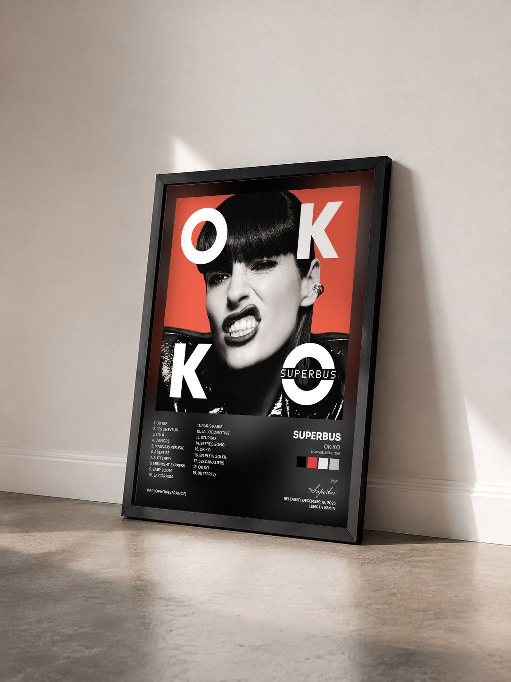 #noir OK KO (Nouvelle Édition) di Superbus in stampa incorniciata vista di tre quarti, cornice nera