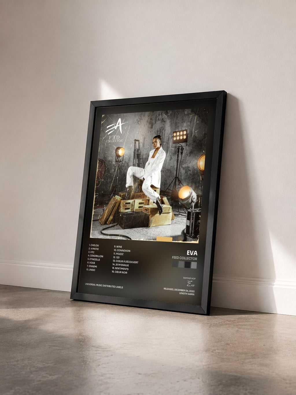 #noir Feed Collector von Eva als gerahmter Kunstdruck von schräg gesehen, schwarzer Rahmen