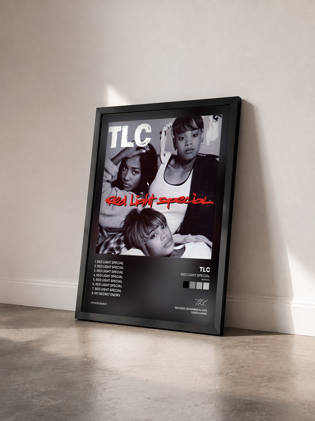#noir Tableau de l'album Red Light Special (Remixes) de TLC vu de trois quarts, cadre noir