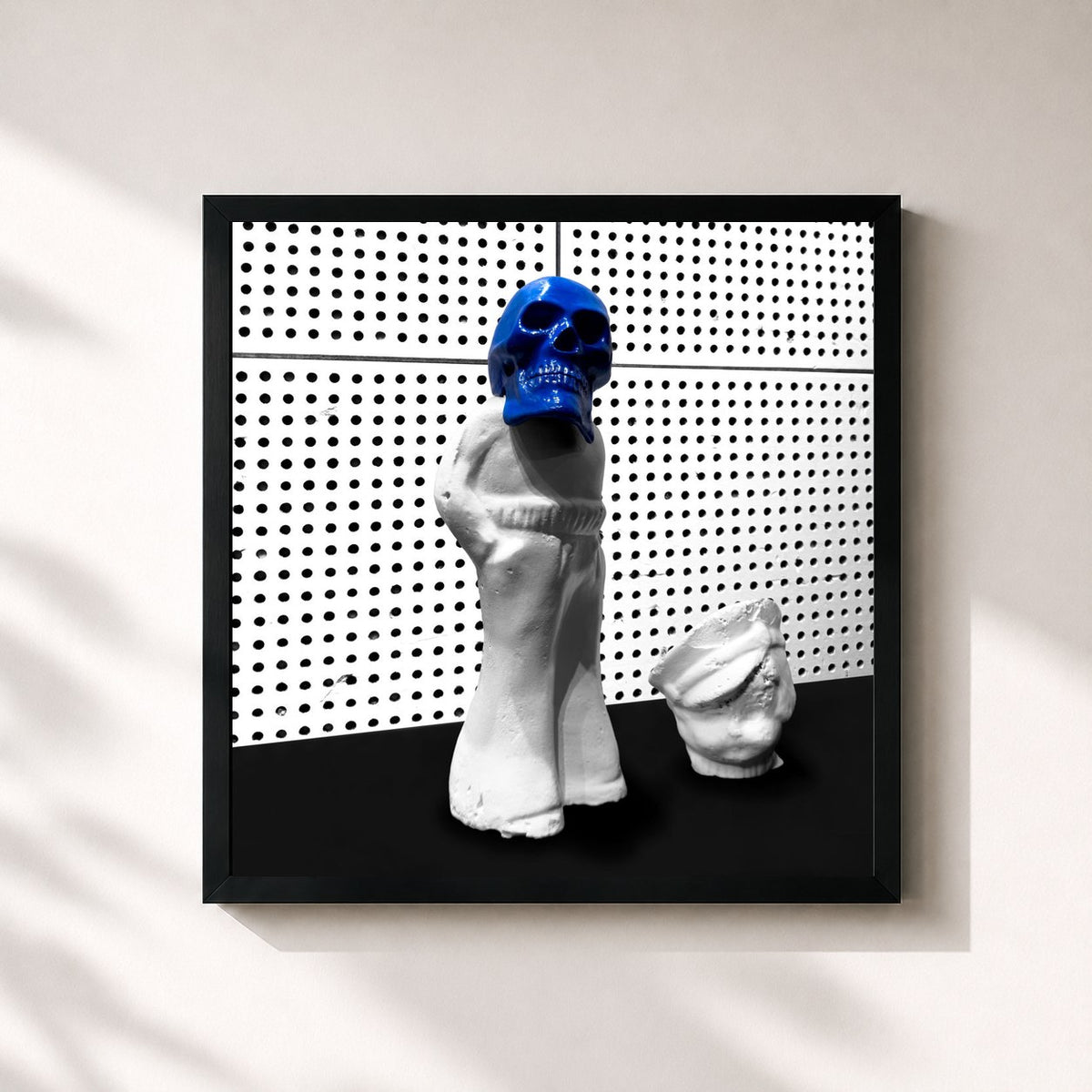 #noir Frozen Charlotte von Jack White als quadratischer Kunstdruck, schwarzer Rahmen 32x32 cm