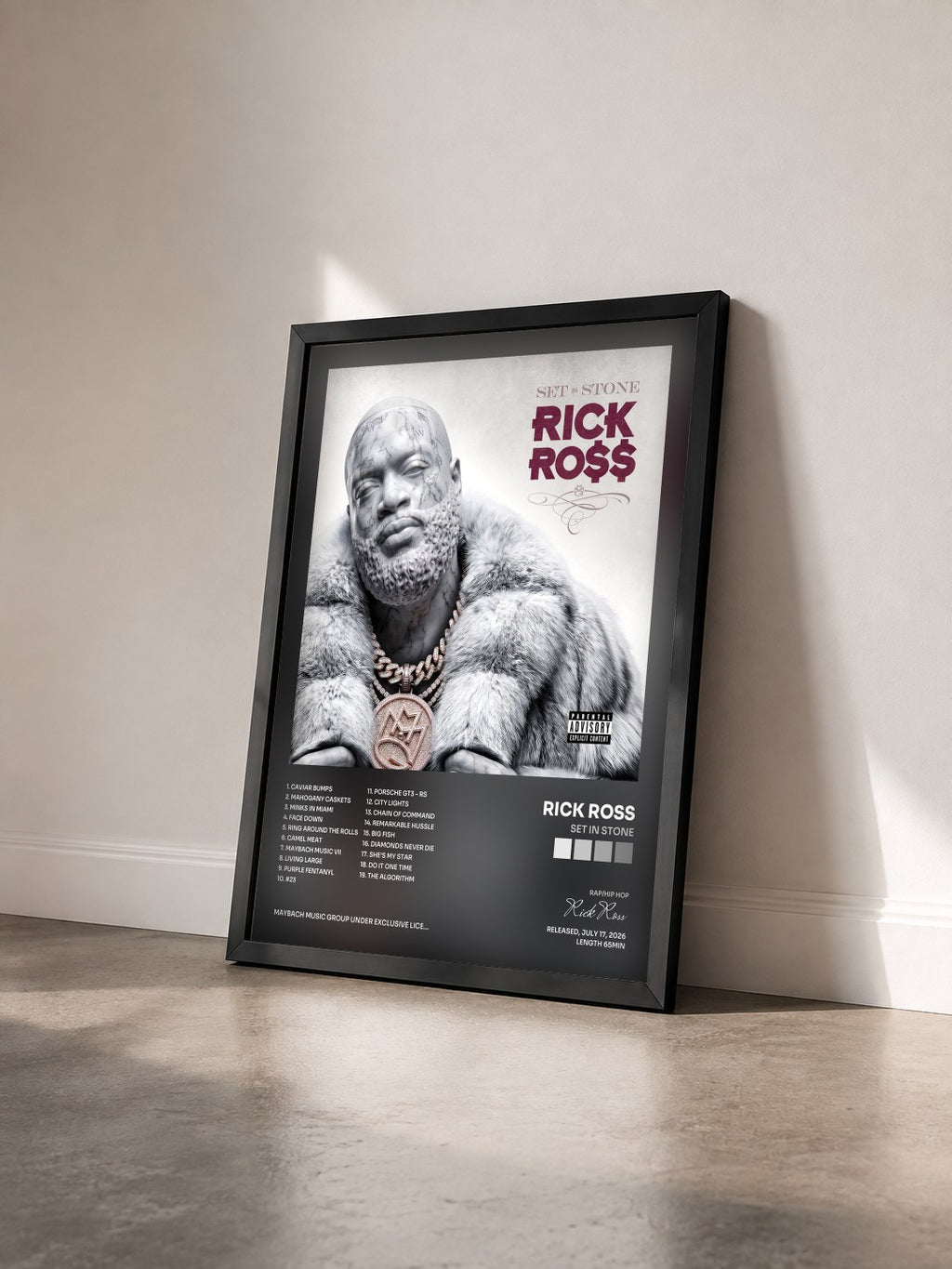 #noir Set In Stone von Rick Ross als gerahmter Kunstdruck von schräg gesehen, schwarzer Rahmen