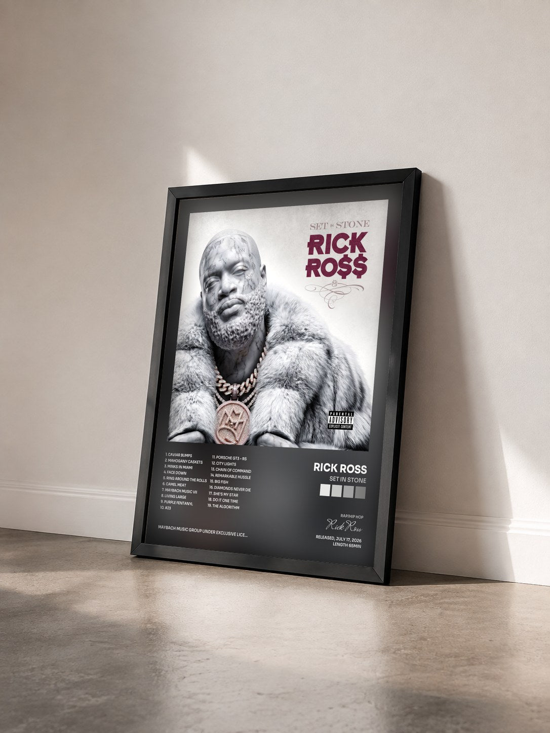 #noir Set In Stone von Rick Ross als gerahmter Kunstdruck von schräg gesehen, schwarzer Rahmen