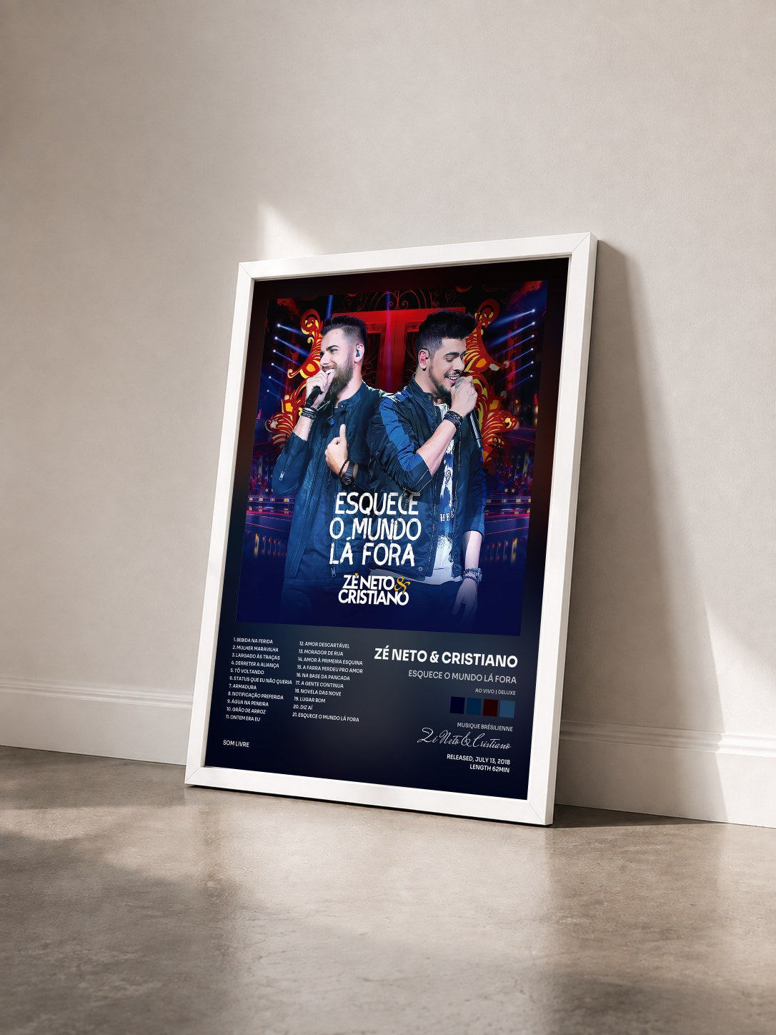 #blanc Tableau de l'album Esquece o Mundo Lá Fora (Ao Vivo | Deluxe) de Zé Neto & Cristiano vu de trois quarts, cadre blanc