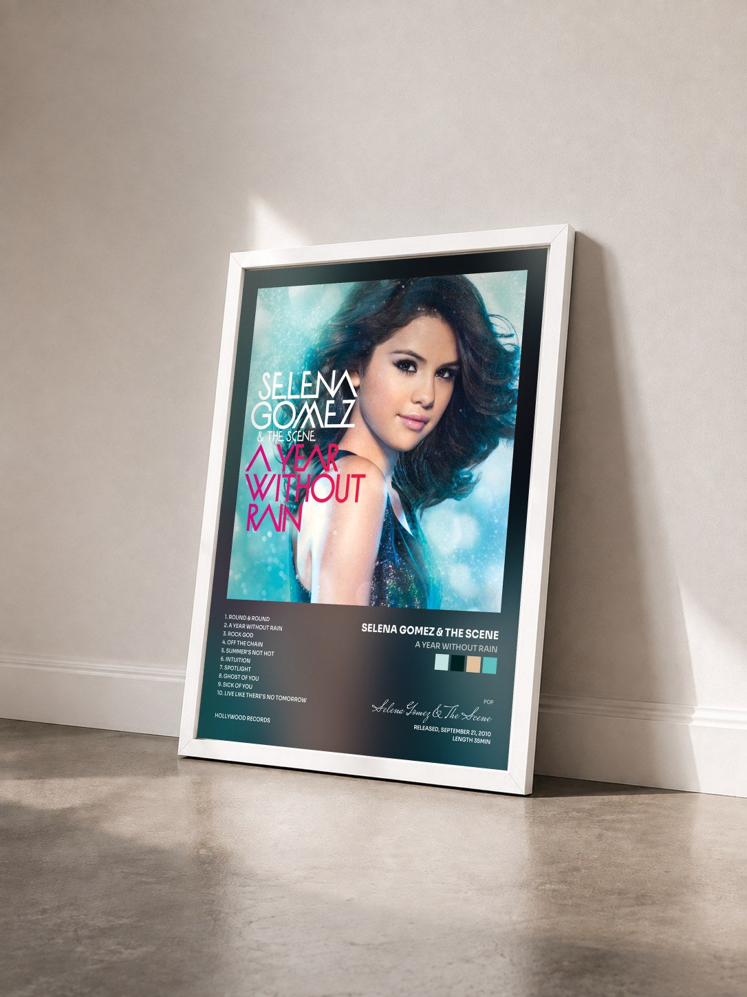 #blanc Tableau de l'album A Year Without Rain de Selena Gomez & The Scene vu de trois quarts, cadre blanc