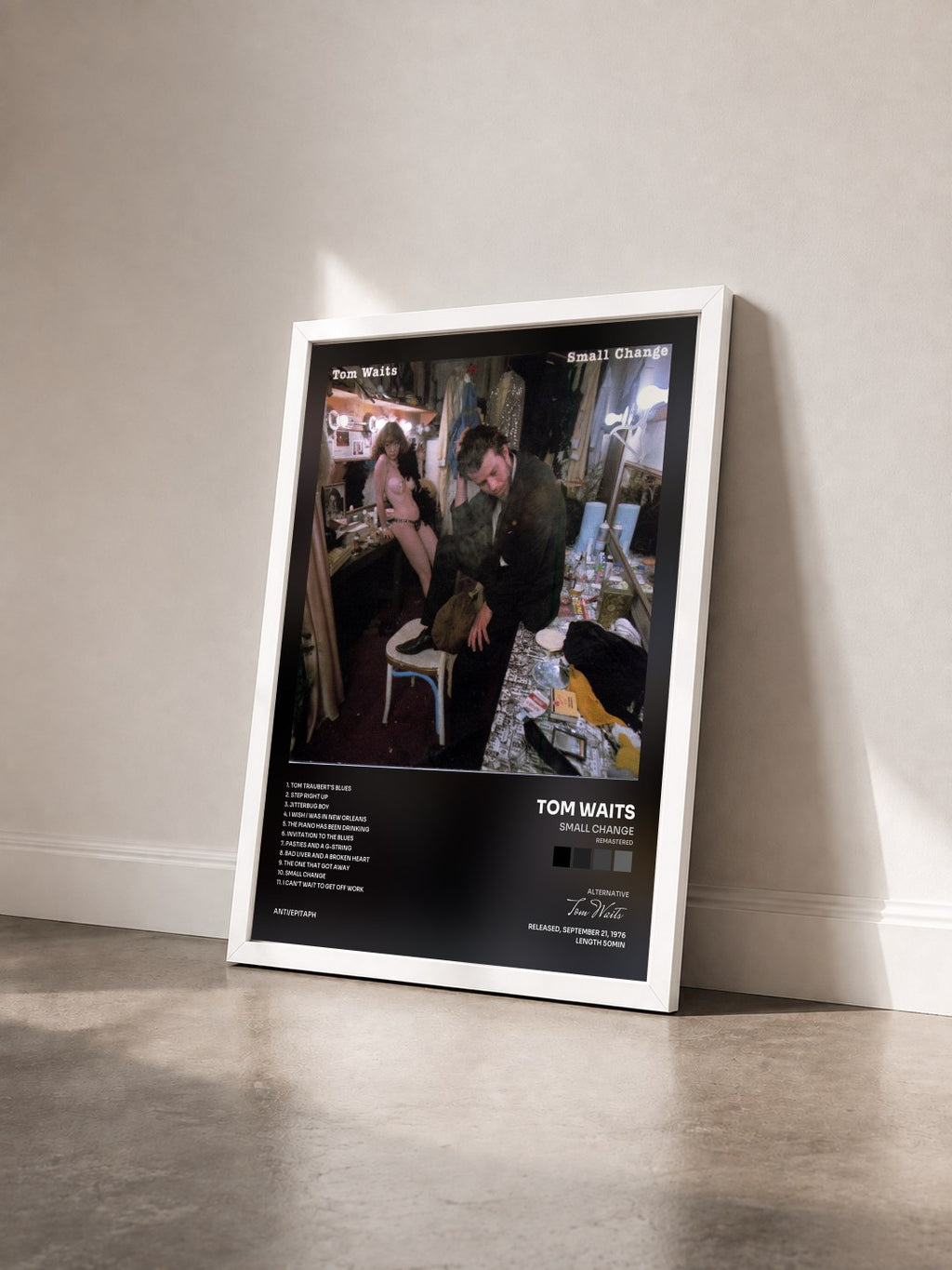 #blanc Small Change (Remastered) von Tom Waits als gerahmter Kunstdruck von schräg gesehen, weißer Rahmen