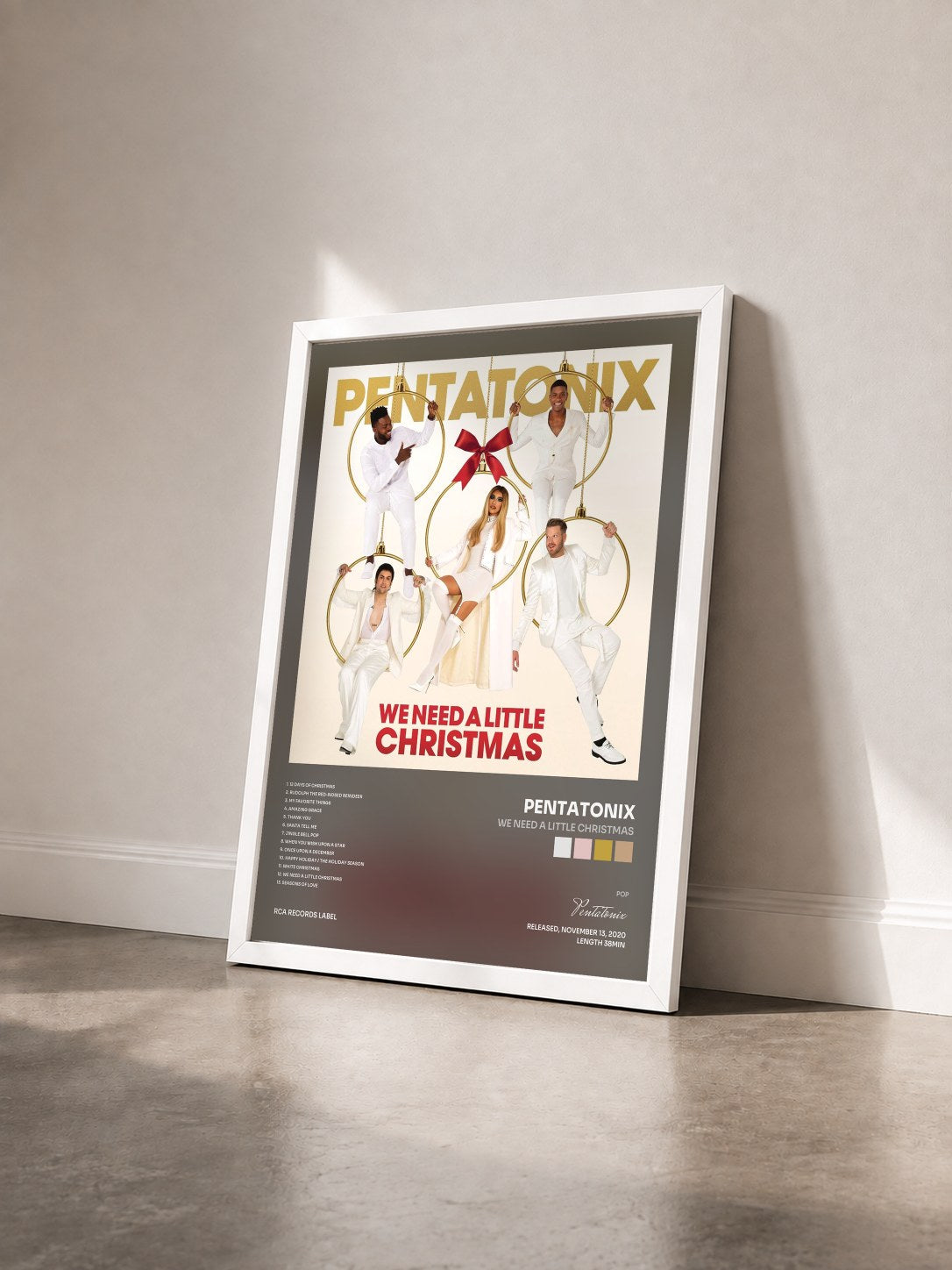 #blanc We Need A Little Christmas de Pentatonix en lámina enmarcada vista de tres cuartos, marco blanco