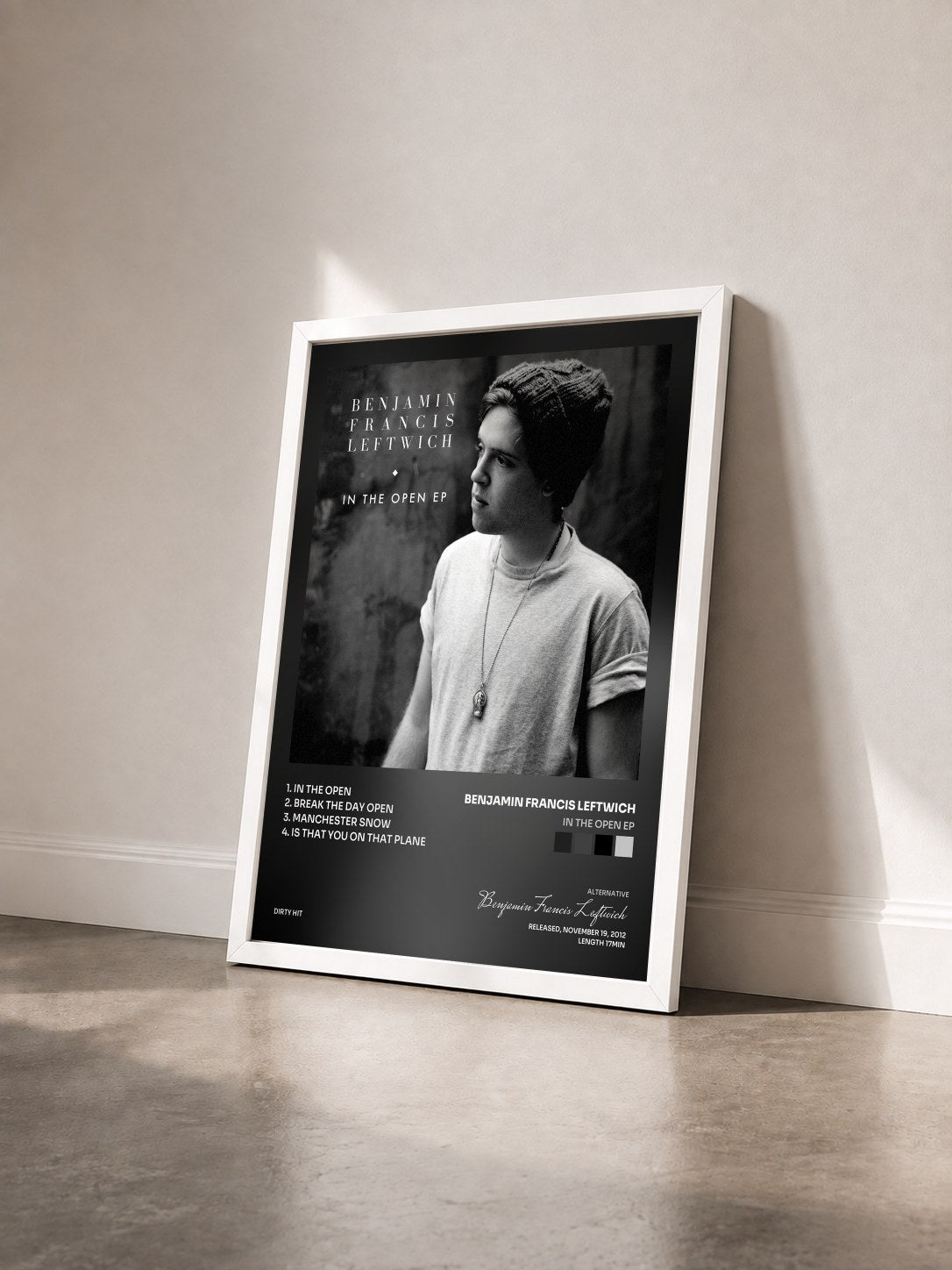 #blanc Tableau de l'album In the Open EP de Benjamin Francis Leftwich vu de trois quarts, cadre blanc