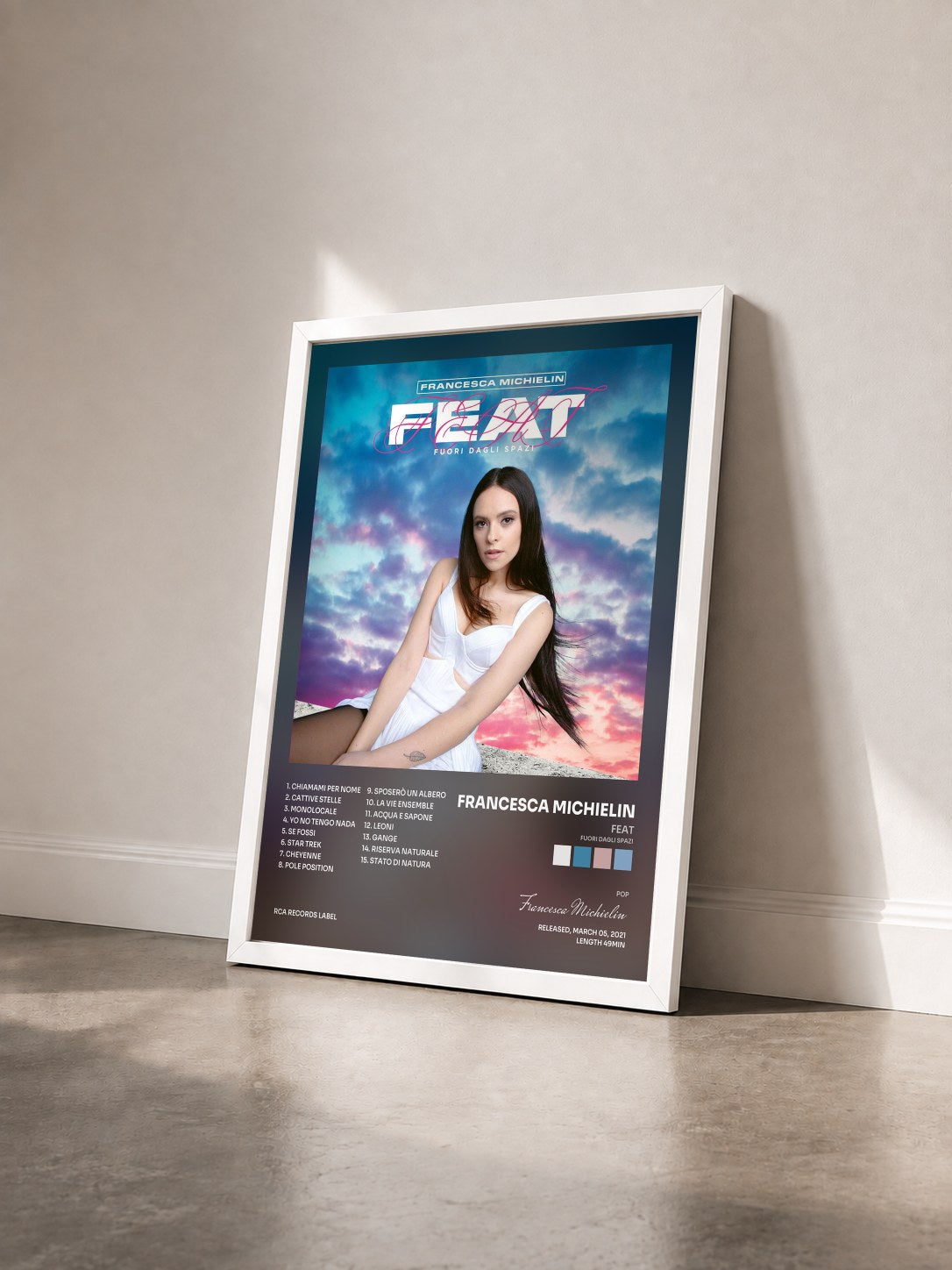 #blanc Tableau de l'album FEAT (Fuori dagli spazi) de Francesca Michielin vu de trois quarts, cadre blanc