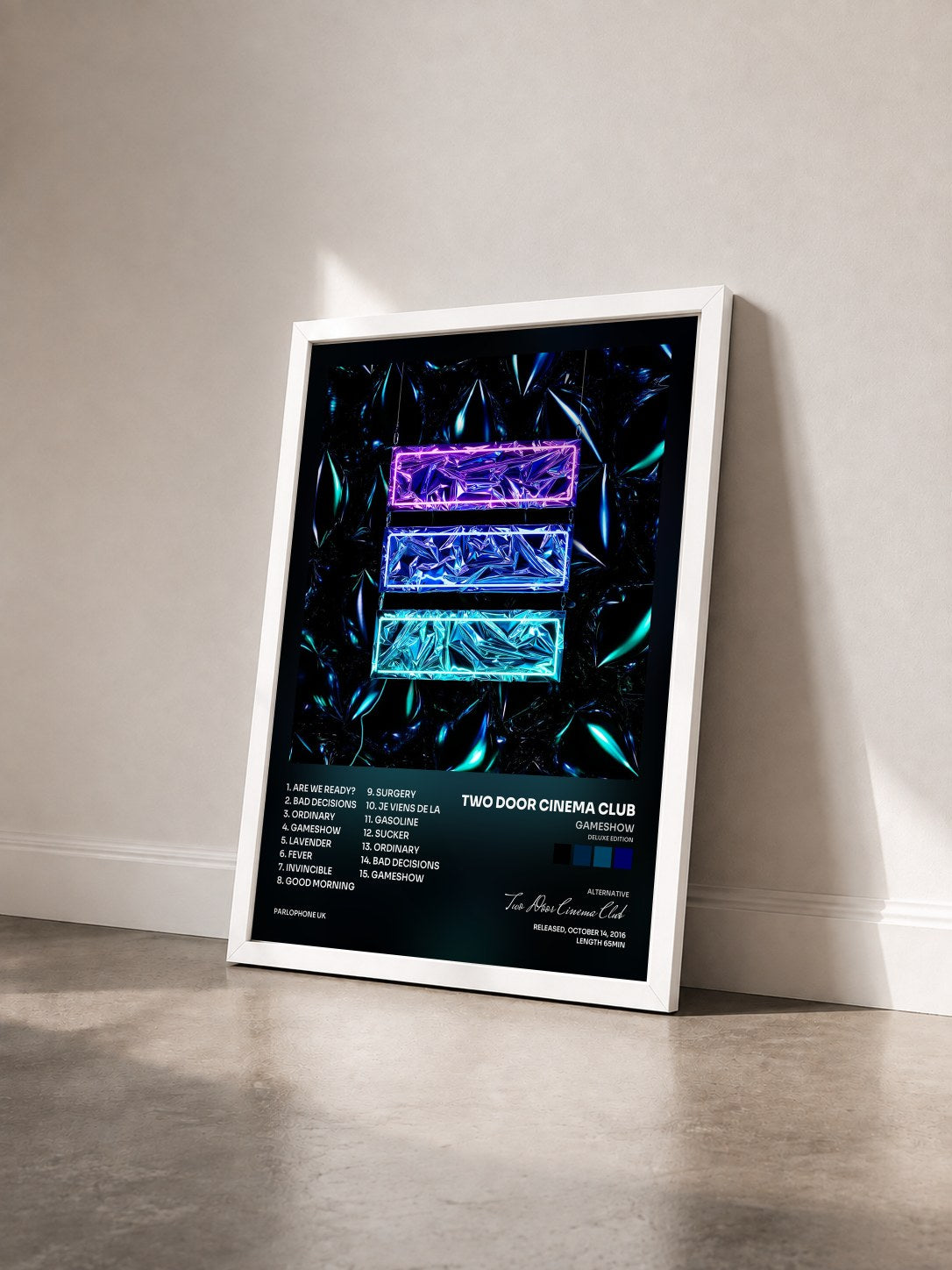 #blanc Tableau de l'album Gameshow (Deluxe Edition) de Two Door Cinema Club vu de trois quarts, cadre blanc