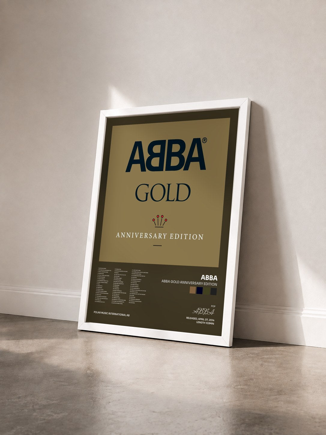 #blanc Abba Gold Anniversary Edition di ABBA in stampa incorniciata vista di tre quarti, cornice bianca