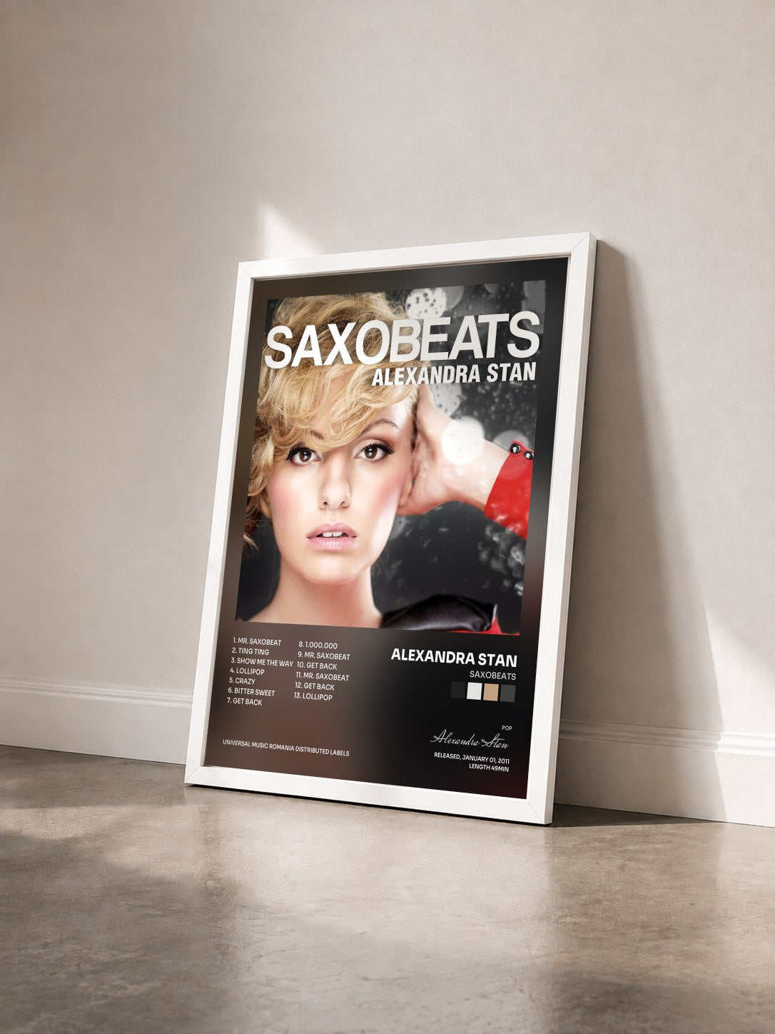 #blanc Tableau de l'album Saxobeats de Alexandra Stan vu de trois quarts, cadre blanc