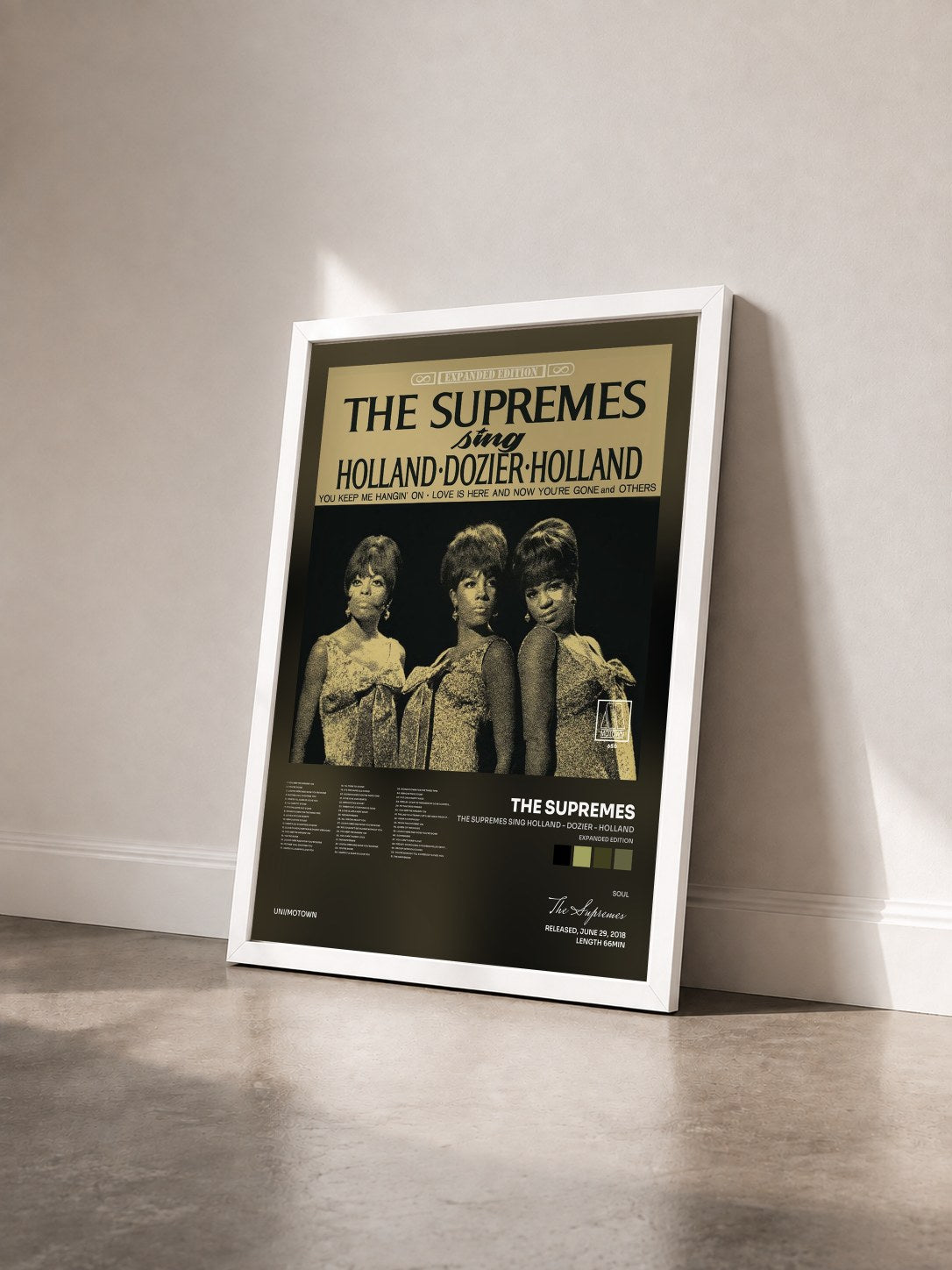 #blanc Tableau de l'album The Supremes Sing Holland - Dozier - Holland (Expanded Edition) de The Supremes vu de trois quarts, cadre blanc