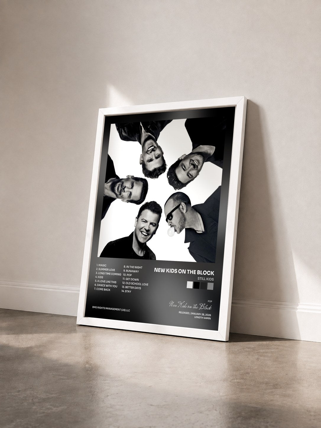 #blanc Tableau de l'album Still Kids de New Kids on the Block vu de trois quarts, cadre blanc
