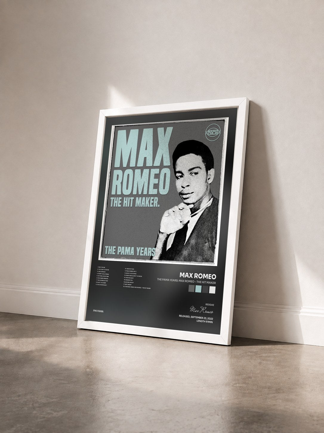 #blanc Tableau de l'album The Pama Years: Max Romeo - The Hit Maker de Max Romeo vu de trois quarts, cadre blanc