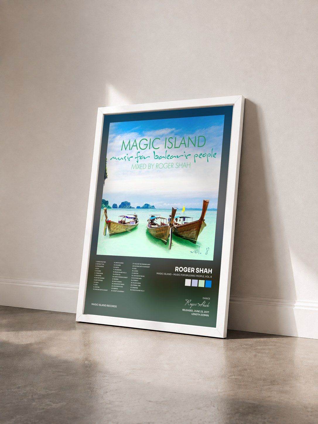 #blanc Tableau de l'album Magic Island - Music for Balearic People, Vol. 8 de Roger Shah vu de trois quarts, cadre blanc