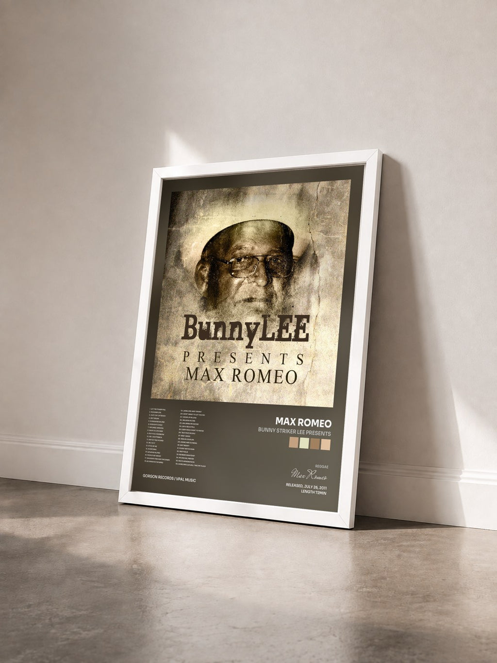 #blanc Tableau de l'album Bunny Striker Lee Presents de Max Romeo vu de trois quarts, cadre blanc