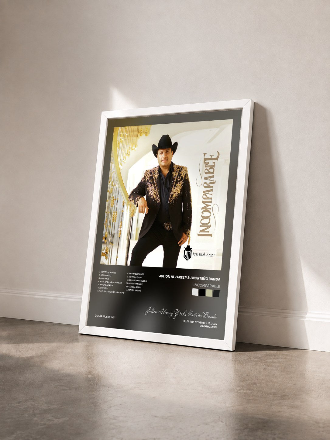 #blanc Tableau de l'album Incomparable de Julion Alvarez Y Su Norteño Banda vu de trois quarts, cadre blanc