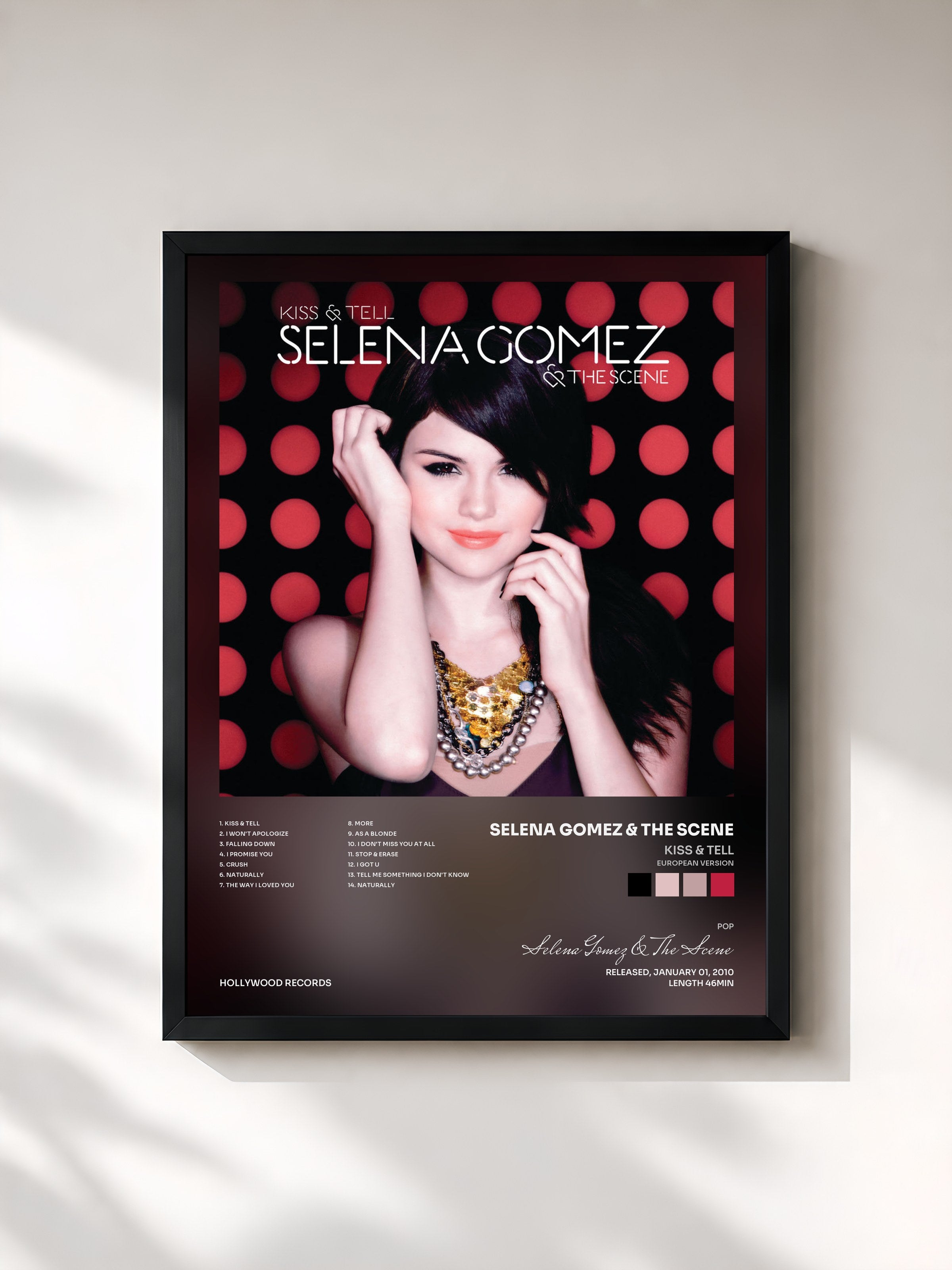 #noir Tableau de l'album Kiss & Tell (European Version) de Selena Gomez & The Scene, cadre noir, imprimé et encadré en France