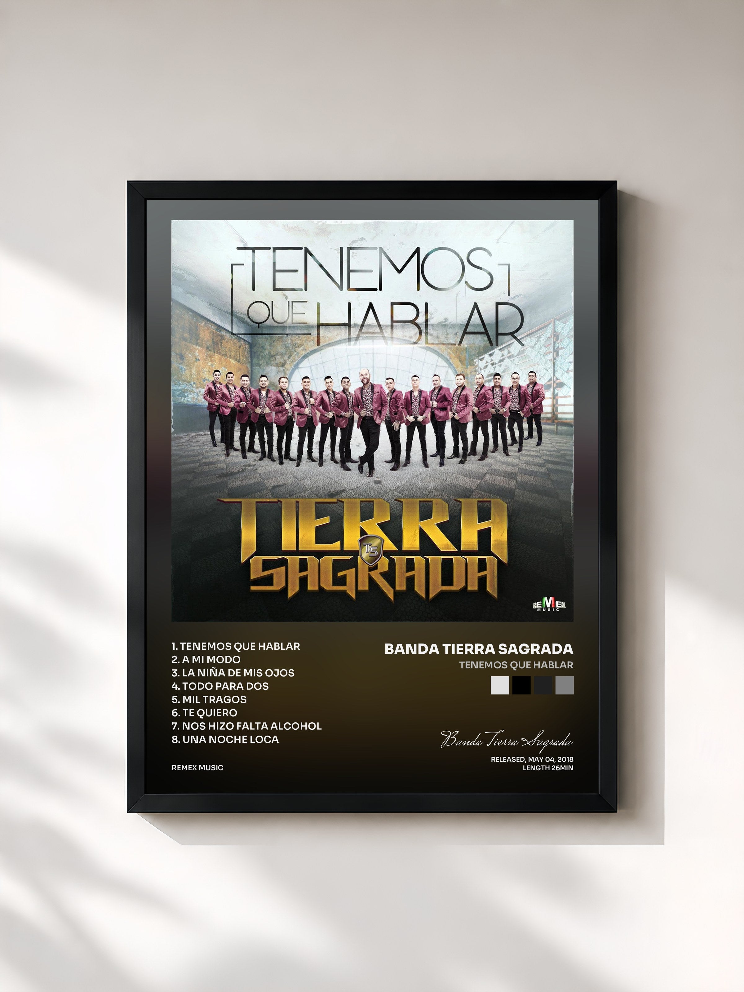 #noir Tableau de l'album Tenemos Que Hablar de Banda Tierra Sagrada, cadre noir, imprimé et encadré en France