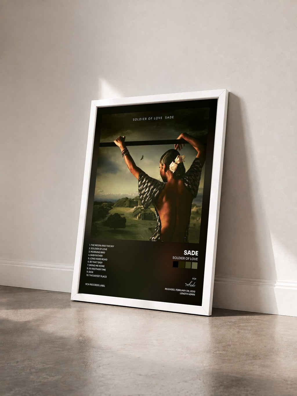 #blanc Soldier of Love von Sade als gerahmter Kunstdruck von schräg gesehen, weißer Rahmen