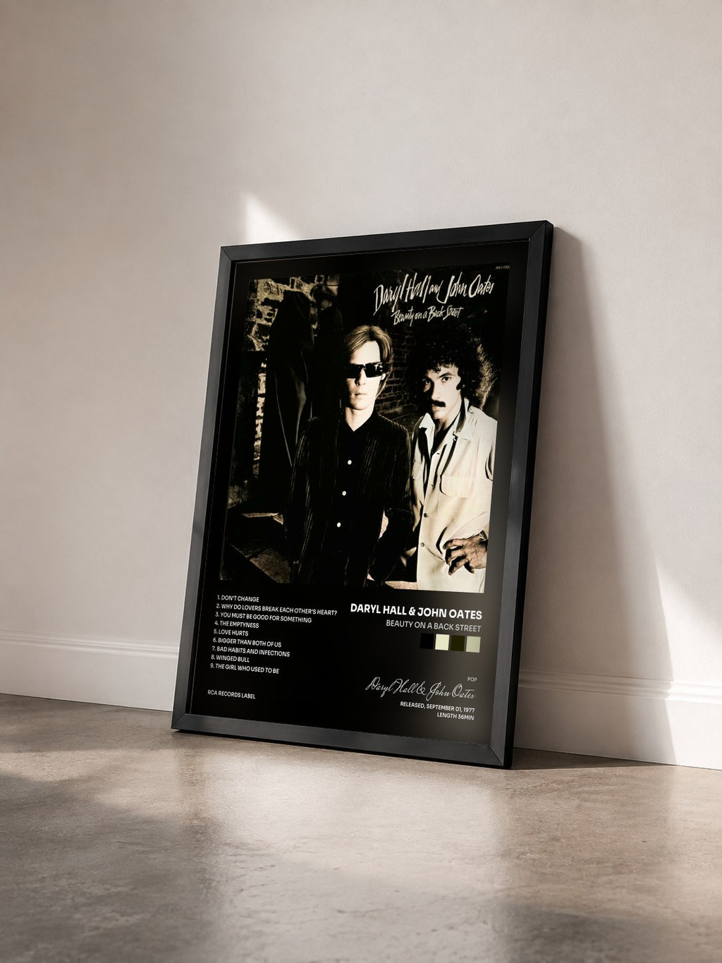 #noir Tableau de l'album Beauty On a Back Street de Daryl Hall & John Oates vu de trois quarts, cadre noir