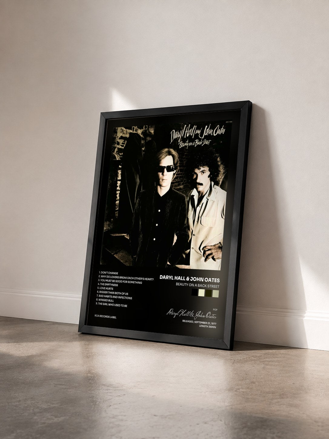 #noir Tableau de l'album Beauty On a Back Street de Daryl Hall & John Oates vu de trois quarts, cadre noir