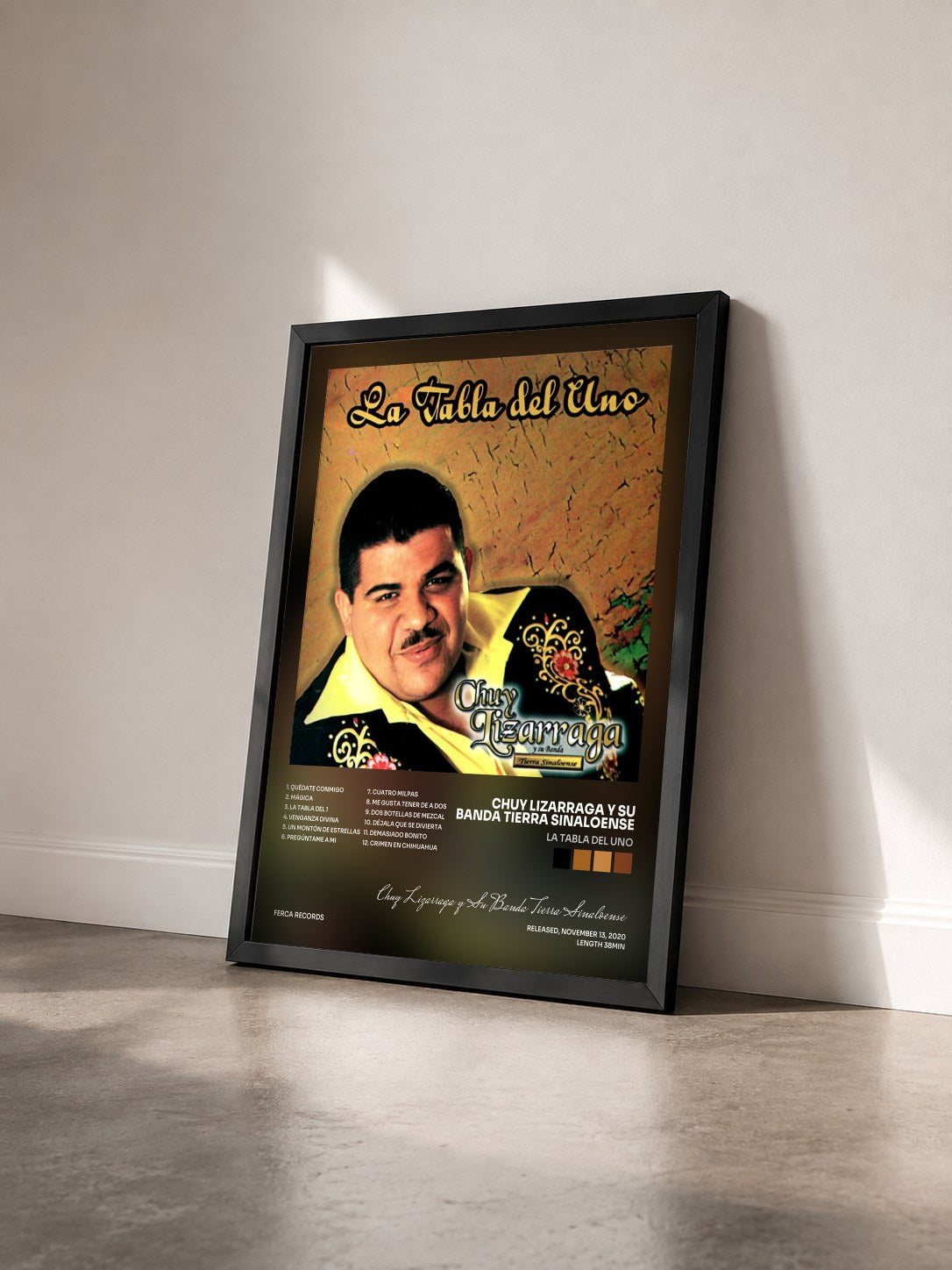 #noir Tableau de l'album La Tabla del Uno de Chuy Lizarraga y Su Banda Tierra Sinaloense vu de trois quarts, cadre noir