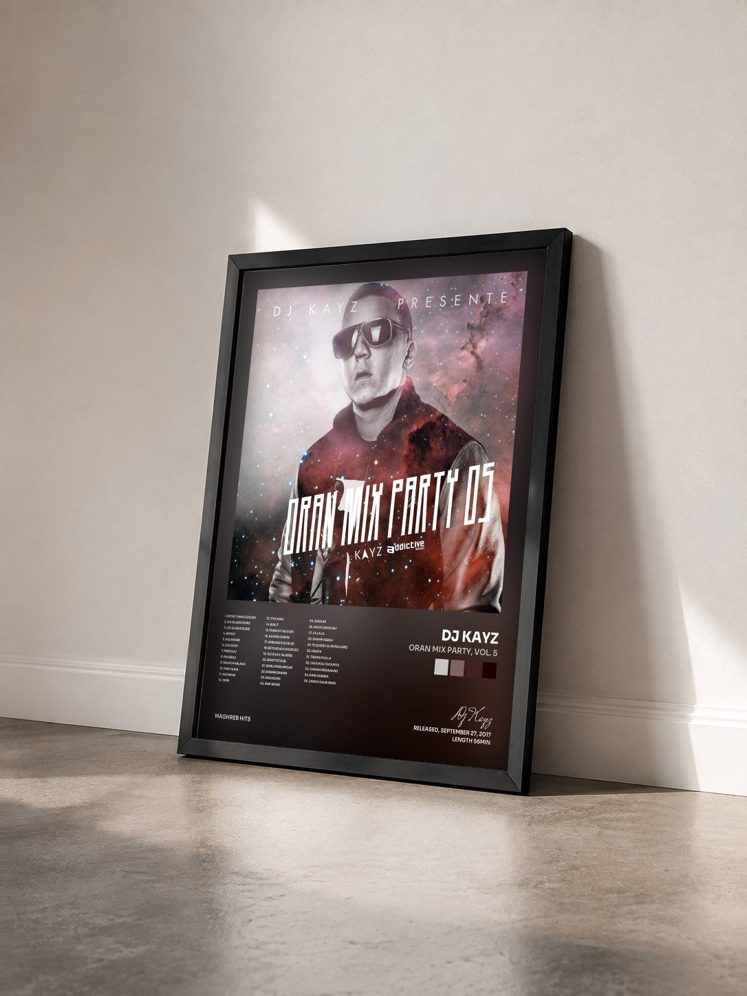 #noir Oran Mix Party, vol. 5 von Dj Kayz als gerahmter Kunstdruck von schräg gesehen, schwarzer Rahmen