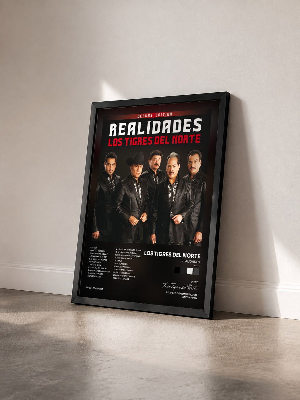 #noir Realidades (Deluxe) von Los Tigres del Norte als gerahmter Kunstdruck von schräg gesehen, schwarzer Rahmen